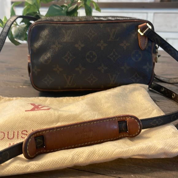 Louis Vuitton Handbags - Vintage 1999 Louis Vuitton classic monogram crossbody bag.